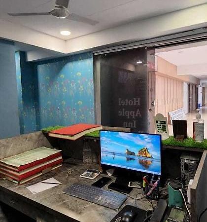 Oyo Hotel Apple Inn Сурат Екстериор снимка