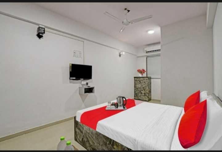 Oyo Hotel Apple Inn Сурат Екстериор снимка