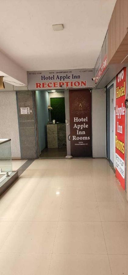 Oyo Hotel Apple Inn Сурат Екстериор снимка