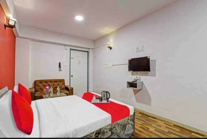 Oyo Hotel Apple Inn Сурат Екстериор снимка