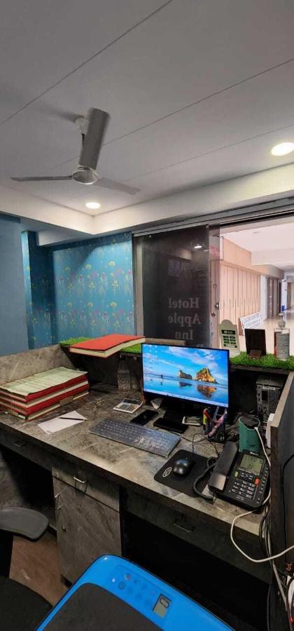 Oyo Hotel Apple Inn Сурат Екстериор снимка