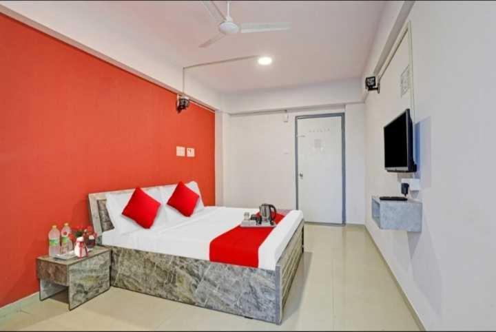 Oyo Hotel Apple Inn Сурат Екстериор снимка