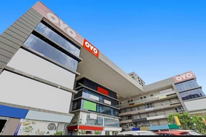 Oyo Hotel Apple Inn Сурат Екстериор снимка