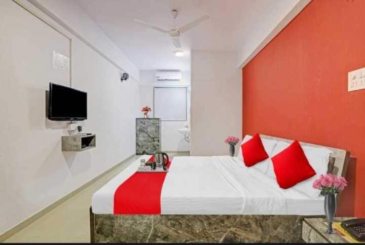 Oyo Hotel Apple Inn Сурат Екстериор снимка
