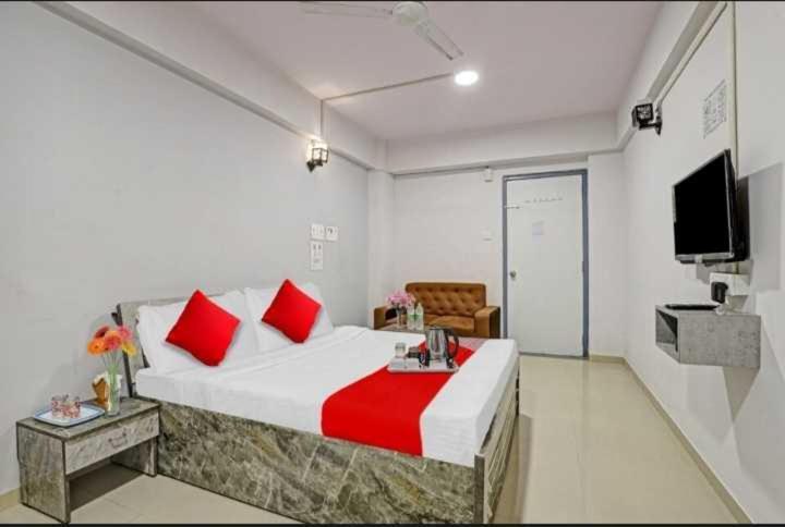 Oyo Hotel Apple Inn Сурат Екстериор снимка