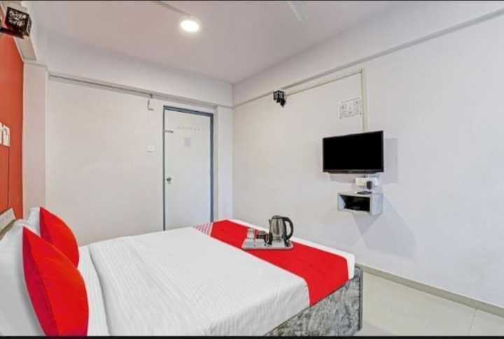 Oyo Hotel Apple Inn Сурат Екстериор снимка