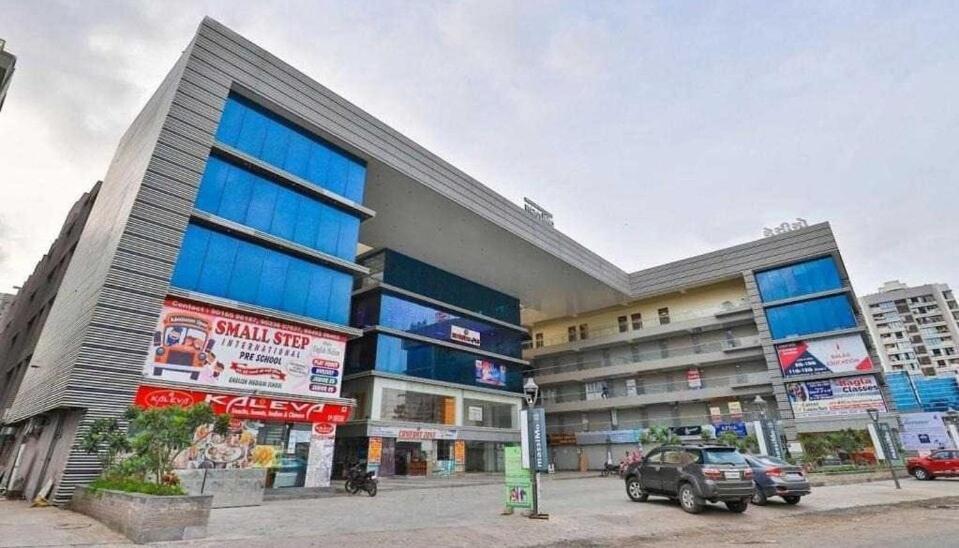 Oyo Hotel Apple Inn Сурат Екстериор снимка